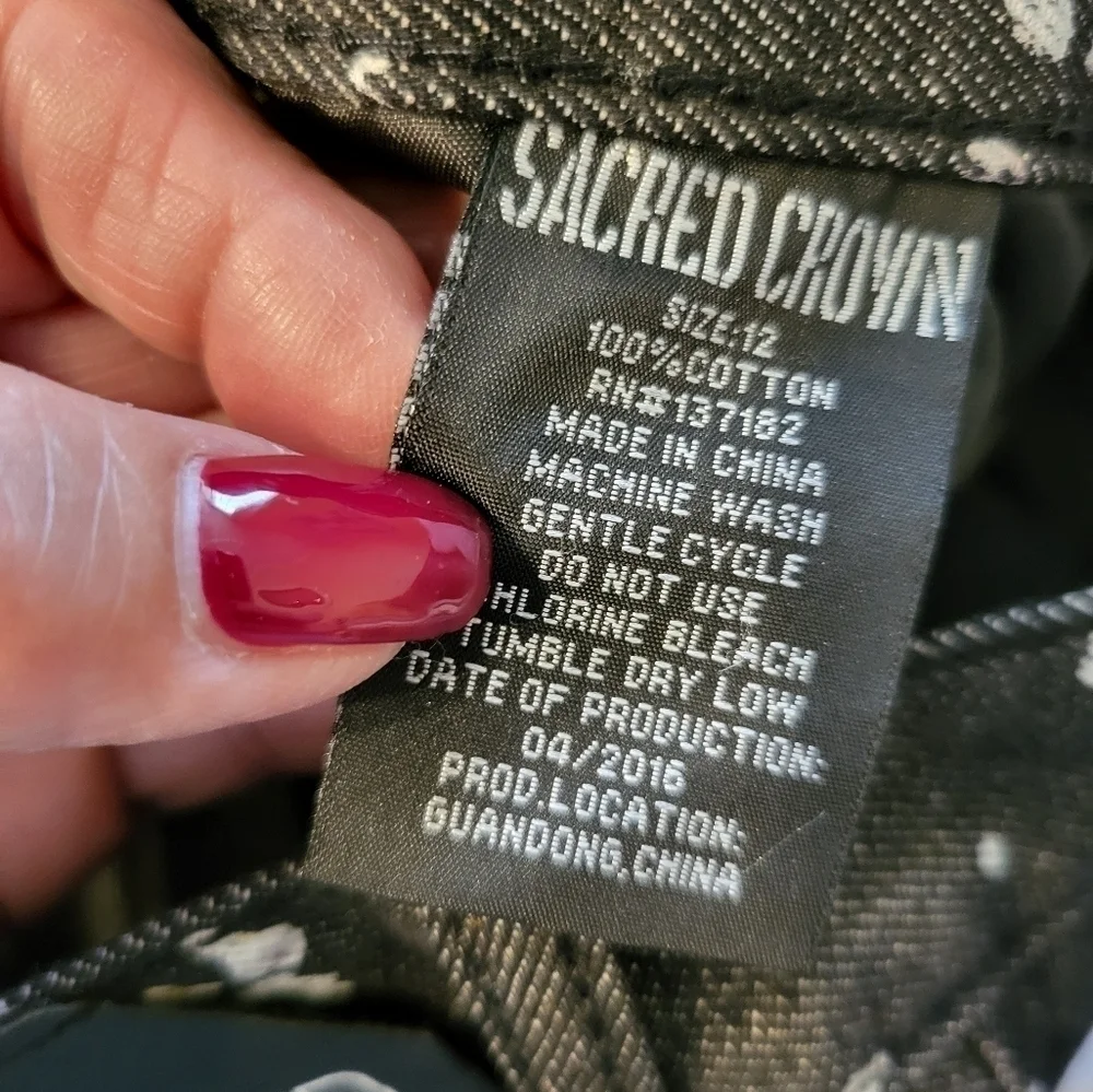 NWT Sacred Crown size 12 slim Black Premium black with Grey splatter paint